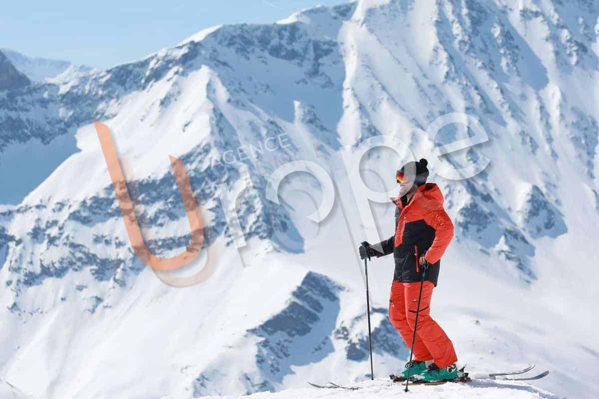 Skieur aux arcs avec une tenue de notre partenaire Peak Mountain
