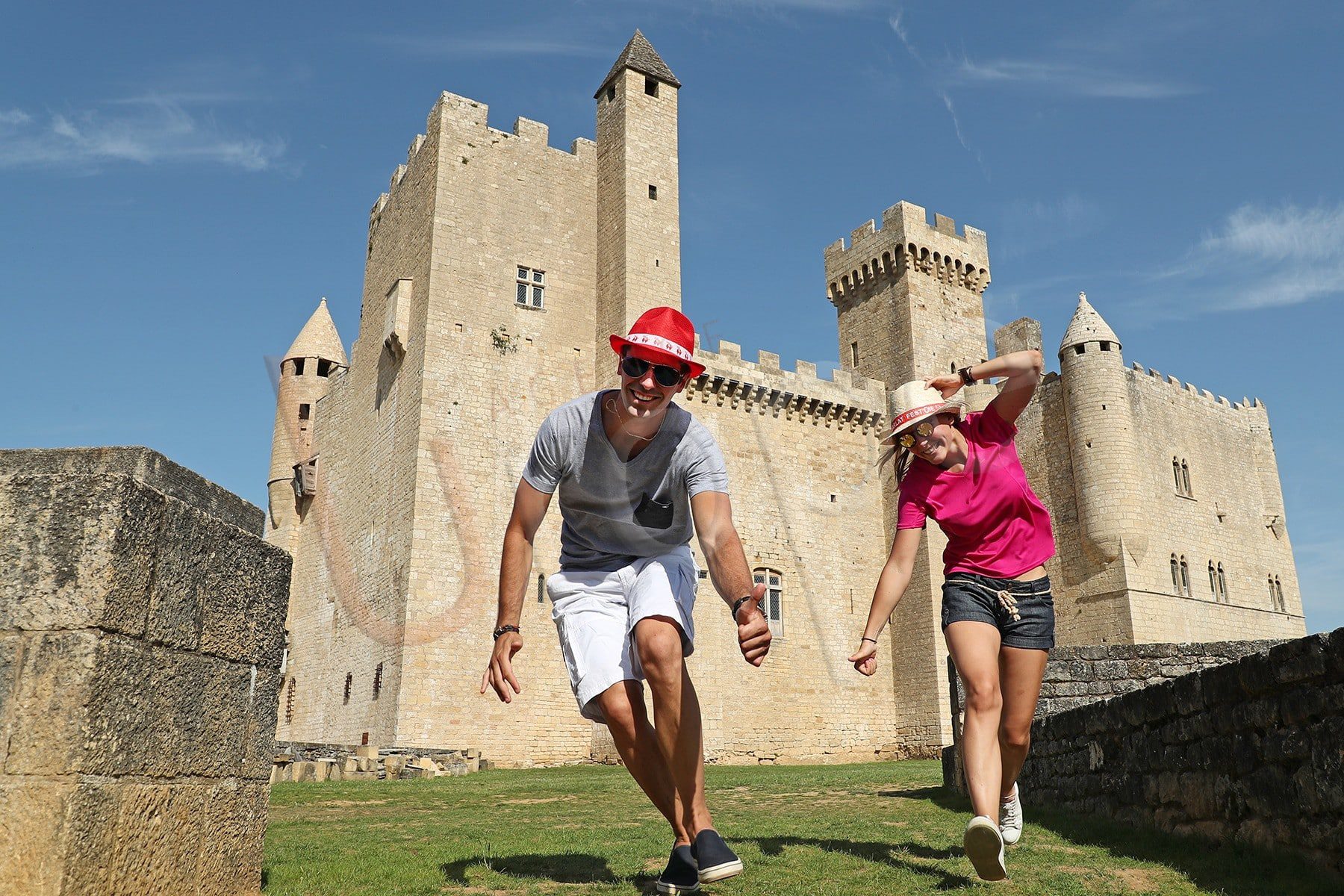 Photo d'un couple devant le château de Beynac dans le Périgord