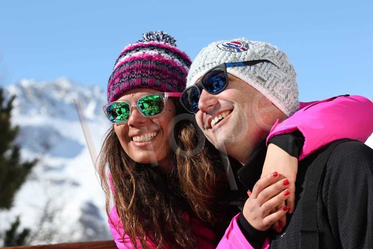 Image d'un couple au ski avec des lunettes à Val d'Isère