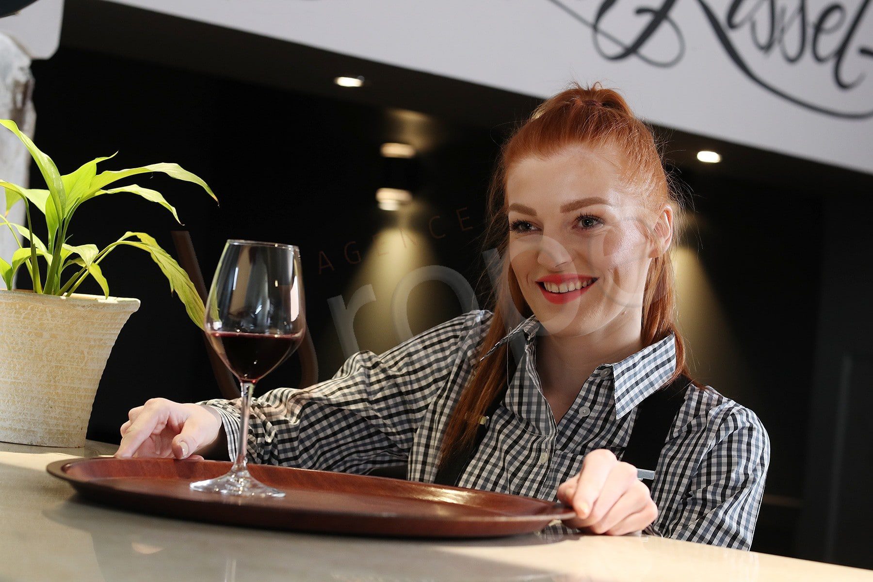 Portrait d'une serveuse d'un restaurant