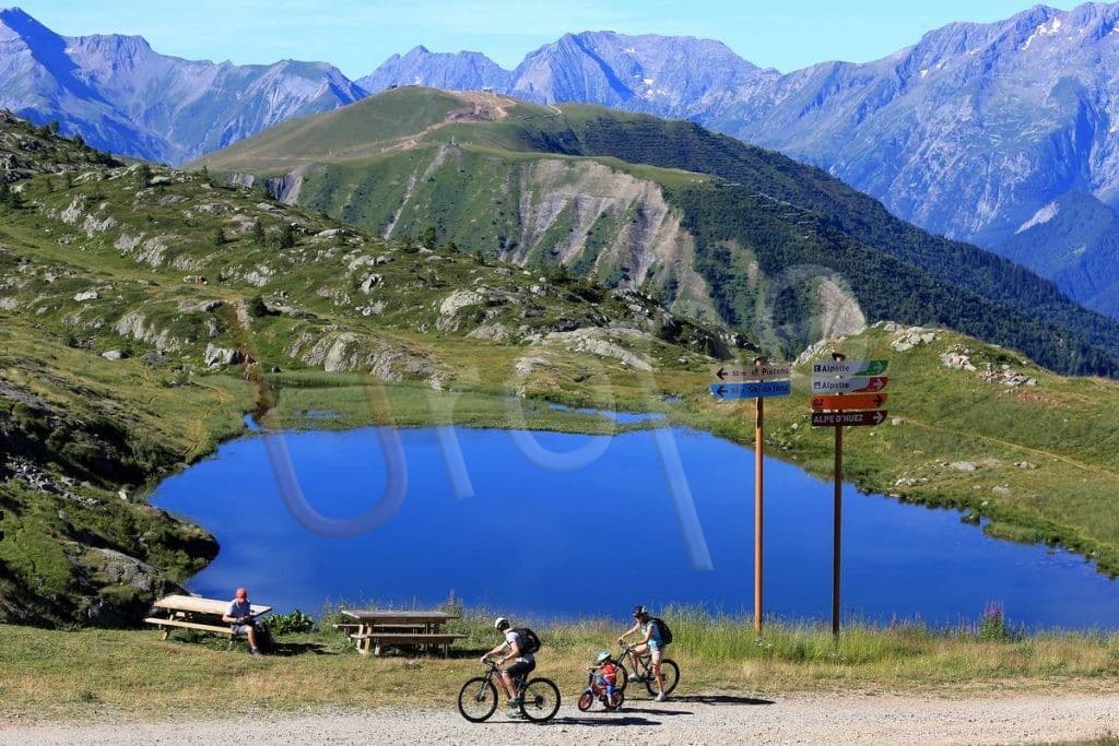 VTT au lac de la Fare, sur les hauteurs de l'Alpe d'Huez
