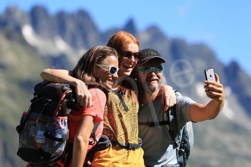 Selfie de randonneurs sur le plateau d'Emparis