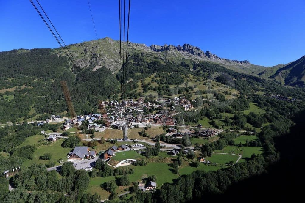 Photo aérienne de la station de Vaujany depuis le télécabine