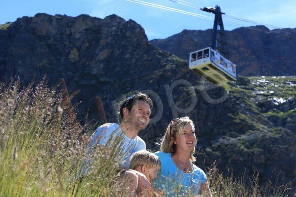 Photo d'un couple devant le télécabine de Vaujany