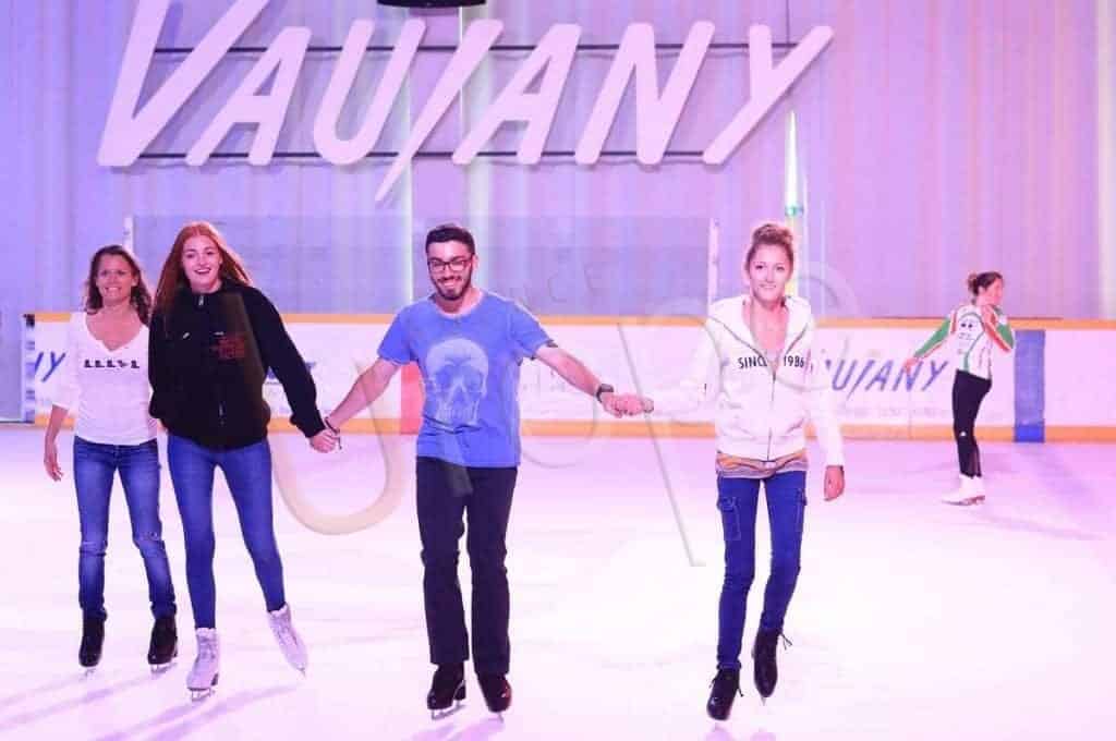 Image d'un groupes de jeunes personnes à la patinoire de Vaujany