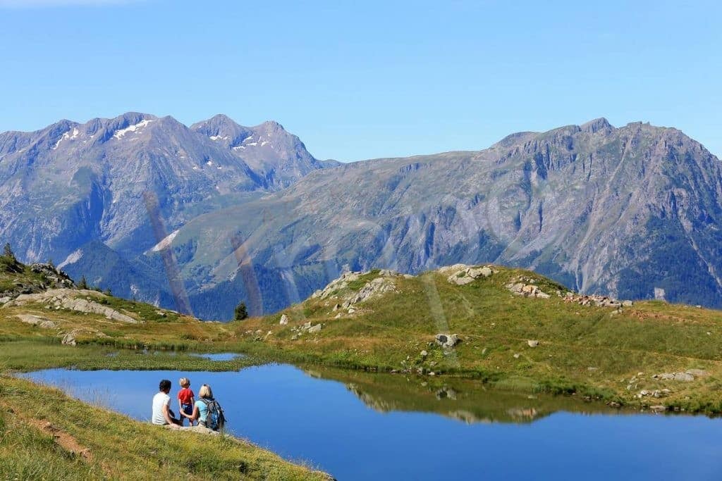 Prise de vue contemplative des hauteurs de Vaujany et l'Alpe d'Huez