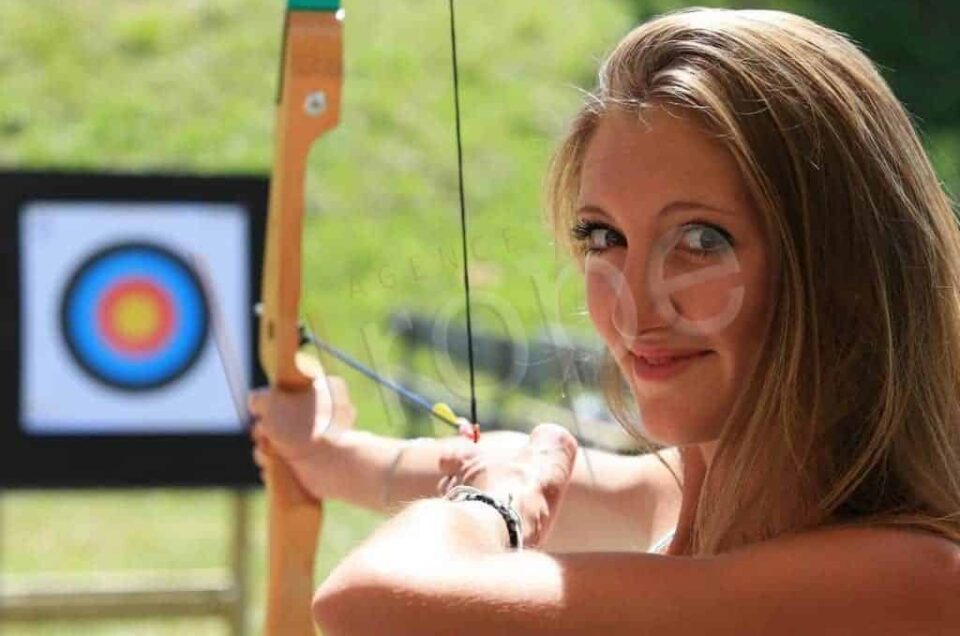 Portrait d'une femme lors d'une cession de tir à l'arc