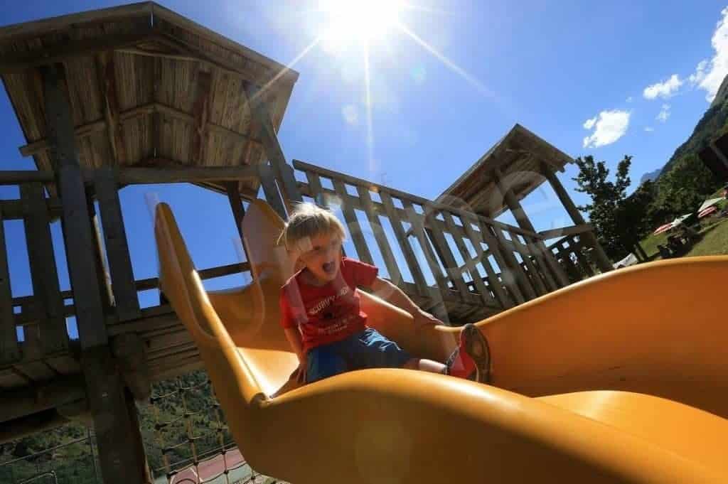 Enfant sur un toboggan