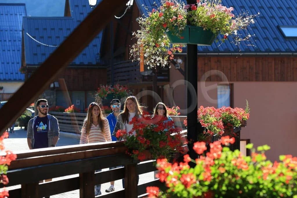 Groupe de personne sur la place du village à Vaujany