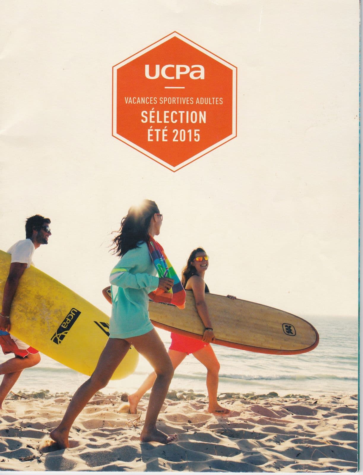 Couverture du catalogue UCPA avec des photos de Surfeurs