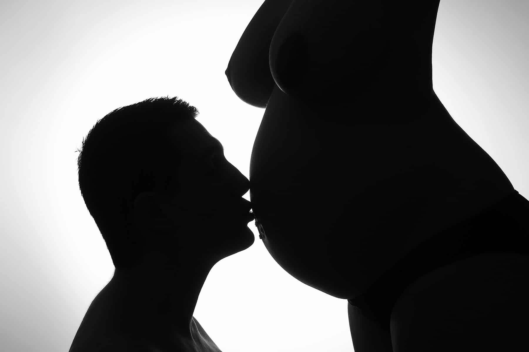 Photo en ombre chinoise d'un papa et sa femme enceinte